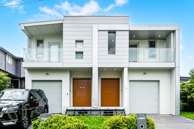 Elegant Five-Bedroom Duplex Combining Sunlit Spaces, Modern Comfort, and Unbeatable Convenience