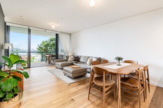 Contemporary Living with Water & District Outlook in Prestigious Putney Hill