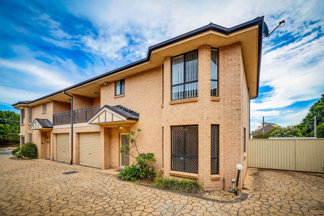 Modern 3-Bedroom Townhouse in Prime Location