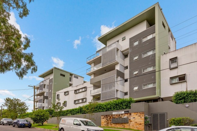 Spacious Ground Floor Apartment with Expansive Courtyard in Prime Location