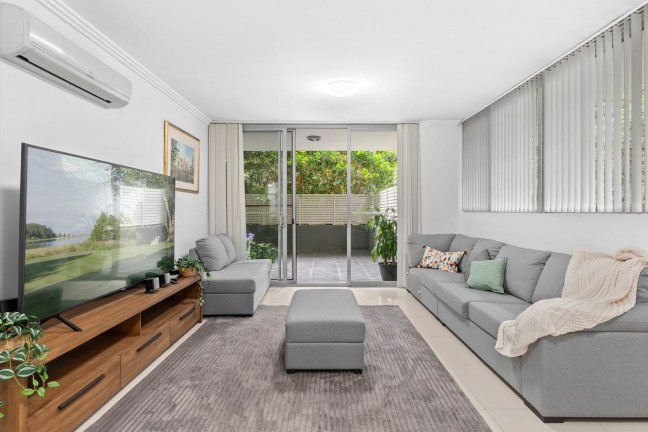Spacious Ground Floor Apartment with Expansive Courtyard in Prime Location