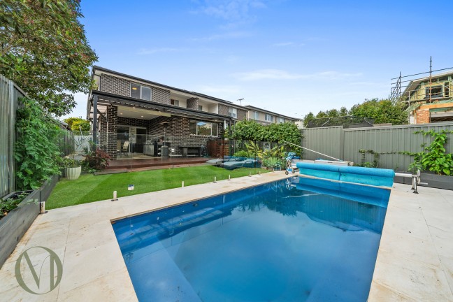 Spacious Family Duplex with Pool & Entertaining