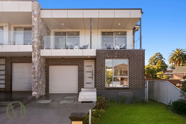 Luxury Family Living in One of Dundas' Most Sought-After Locations