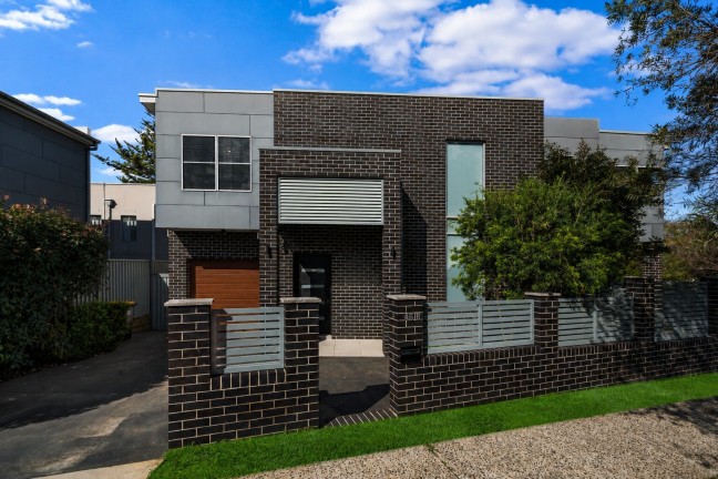 Contemporary Family Living with Seamless Indoor&ndash;Outdoor Appeal