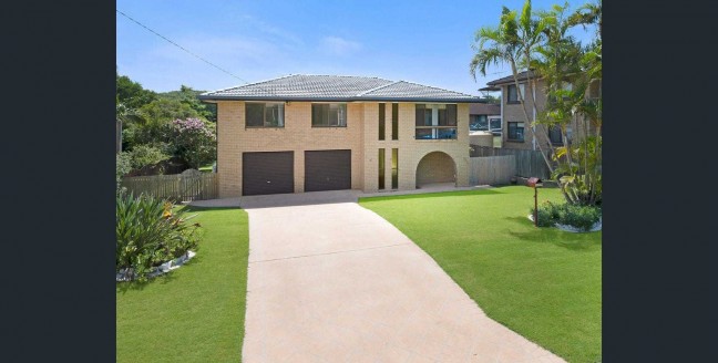 Spacious & Light-Filled Family Home in the Robertson School Catchment