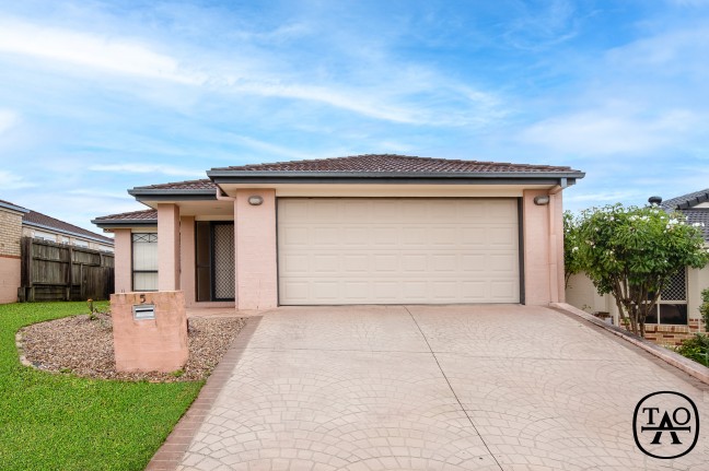 Freshly Refreshed Family Home in Prime Parkinson Location