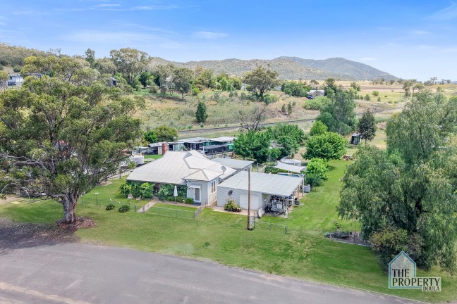 Beautiful 5 bedroom home on over 3,000sqm of land just 20 minutes from Tamworth. What are you waiting for?