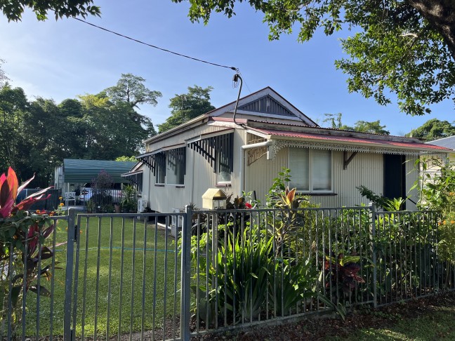 GARDNERS DELIGHT - COTTAGE ON LARGE BLOCK