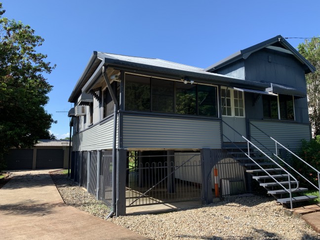 Highset Queenslander in town location