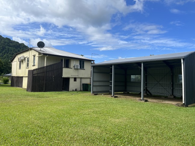 GREAT LOCATION - HIGHSET QUEENSLANDER