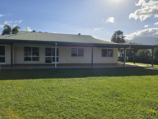 Spacious Family Haven with Pool, Solar & Mountain Outlook