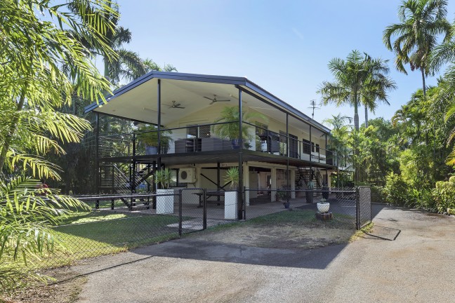 Classic Tropical Elevated Residence - Separate Granny Flat