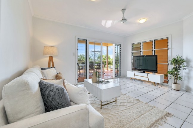 SPECTACULAR SEAVIEWS AND COLOURFUL BEACHFRONT VISTAS