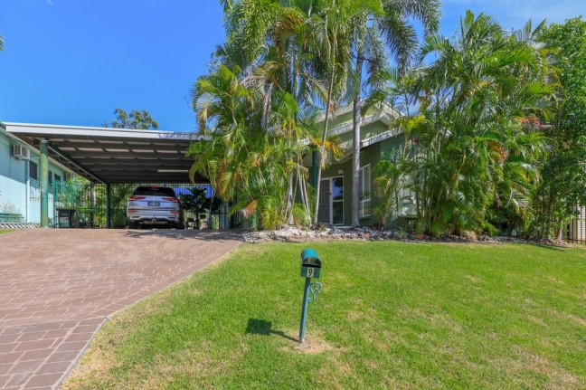 Beautifully spacious 5 Bedroom family home + pool