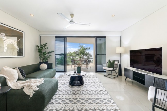 Executive Apartment In Prized Location On The Esplanade!