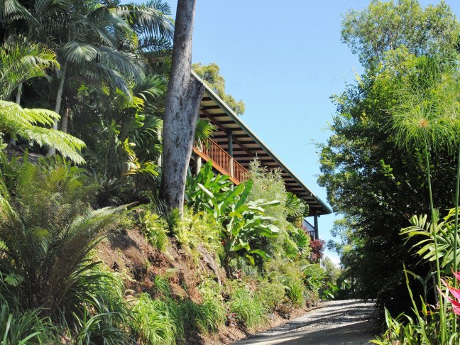 Serenity and Style - Port Douglas Area Pole Home