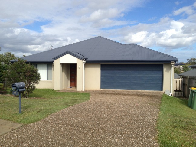 SPACIOUS FAMILY HOME - FULLY FENCED YARD