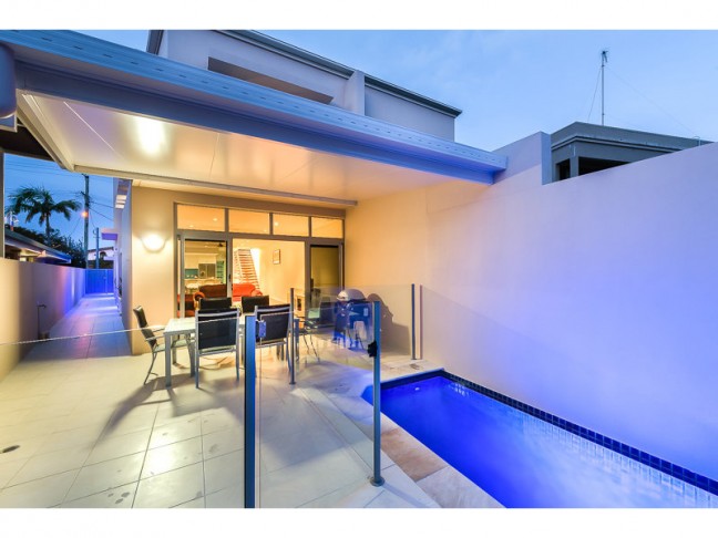 INCOMPARABLE QUALITY - ICONIC SURFERS PARADISE/BUNDALL LOCATION