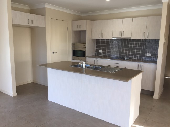 LARGE FAMILY HOME WITH VIEWS!!!!
