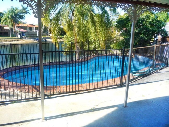 SUMMER DELIGHT - WATER FRONTAGE AND POOL