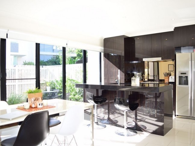 Modern, secure townhouse in The Glades Golf Estate
