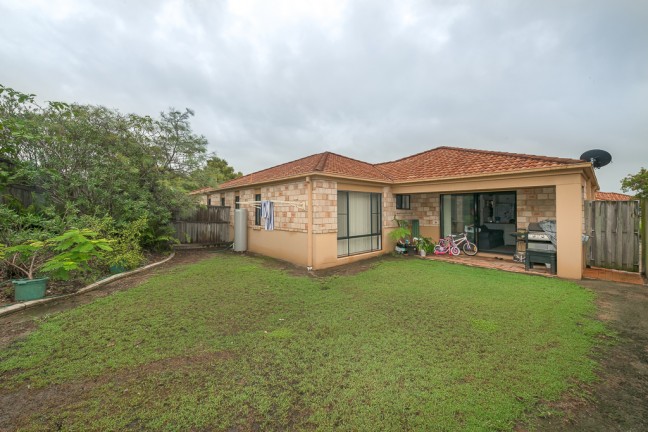 Affordable 3 Bed Single Level Villa with DLUG and Large Backyard.