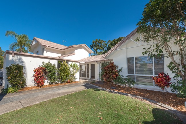 UNDER CONTRACT - IMMACULATE 3 BEDROOM SINGLE LEVEL VILLA