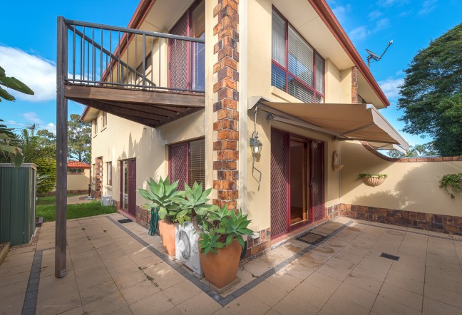 GLAMOROUS 2 STORY DUPLEX - EXCELLENT SOUGHT AFTER LOCALE