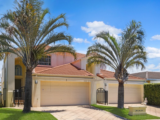 AVAILABLE NOW- MAIN RIVER - with private pool and jetty