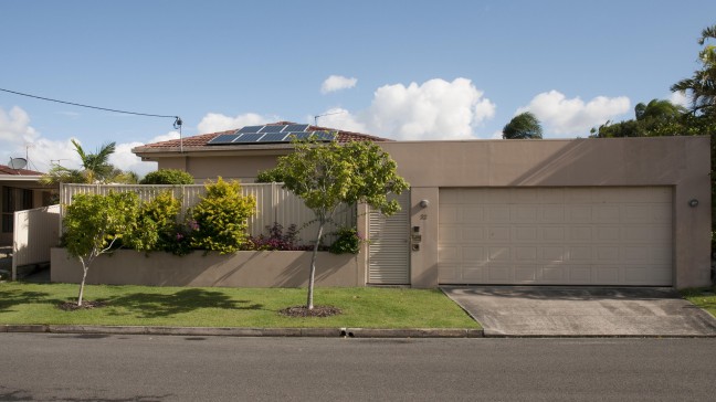 LARGE DUAL LIVING OPTION  - SOLID FAMILY HOME - ELEVATED POSITION