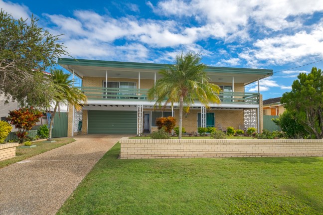 OUTSTANDING REMODELLING OPPORTUNITY - EXCELLENT LOCALE