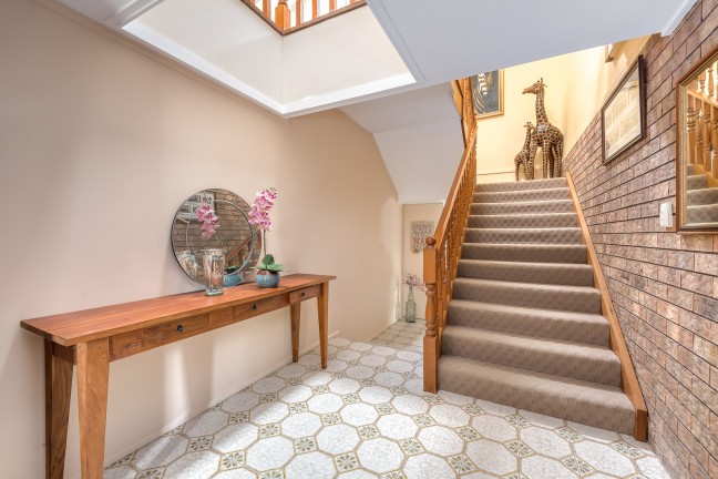 LARGE VERSATILE 2 STOREY FAMILY HOME + POOL - POSSIBLE DUAL LIVING
