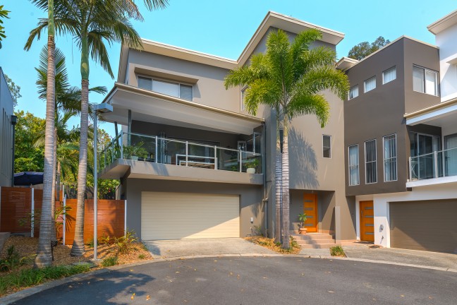 ROBINA WOODS-Modern and spacious tri level townhouse in complex with pool