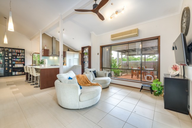 UNIQUE 3 LEVEL 3 BEDROOM ASHMORE JEWEL - UPDATE & APPRECIATE