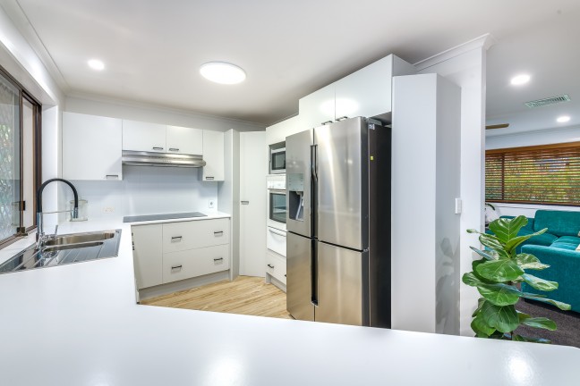SPACIOUS VERSATILE 2 STOREY TRI-LEVEL SURPRISE - OPTIONS UNLIMITED -- GREAT LOCATION