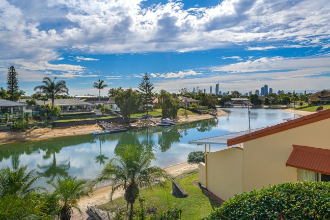 CENTRAL SUNLIT UNIT - SANDY WATERFRONT - SUPERB VIEWS - POTENTIAL +