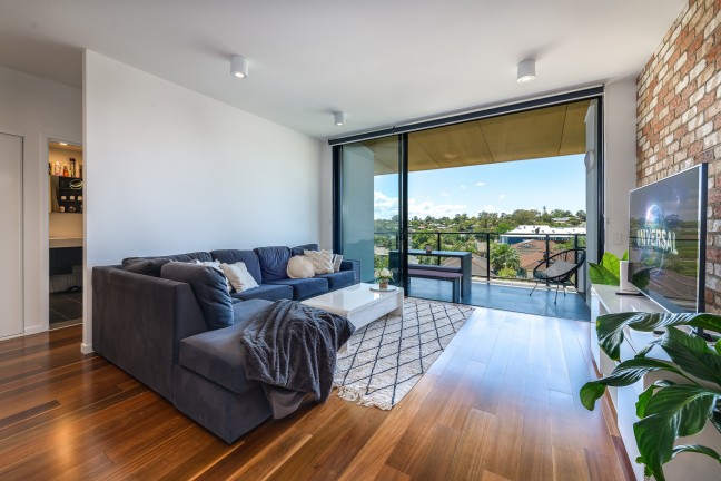 UNDER CONTRACT - LIVEABILITY & LUXE - SLEEK EXECUTIVE APARTMENT
