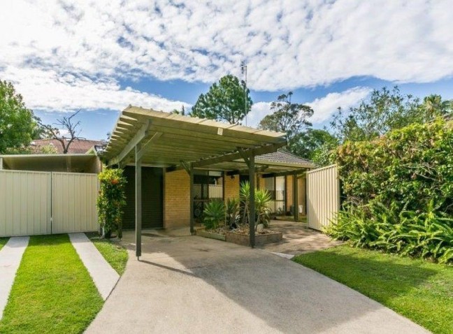 CENTRAL CONVENIENT LOCATION -  3 BEDROOM SINGLE LEVEL FREE STANDING HOME  - MASSIVE BACKYARD