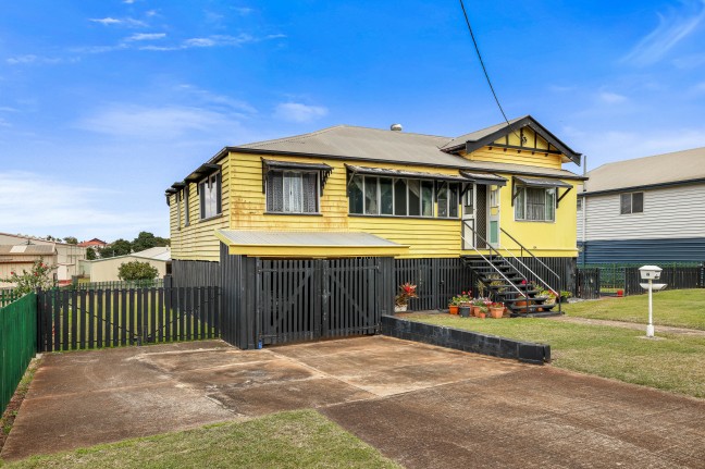 A CLASSIC OLD QUEENSLANDER WITH TRULY CHARMING RUSTIC APPEAL