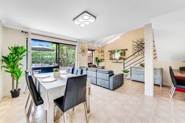 VIBRANT UNIQUE ISLE OF CAPRI VILLA - EXCELLENT CENTRAL LIFESTYLE LOCATION