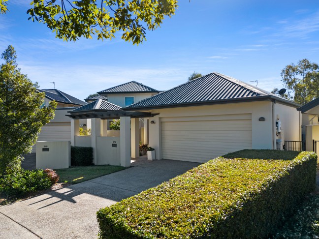 Single Level Golf Estate, low maintenance, freestanding home-EASTHILL DRIVE