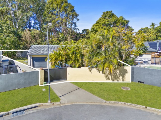 OUTSTANDING OPPORTUNITY AWAITS - MODERNIZE OR RE-BUILD - LARGE 761M2 BLOCK