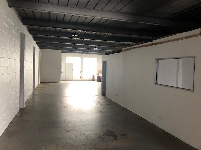 GREAT LOCATION WAREHOUSE - SOUTHPORT - PRICED TO LEASE !!