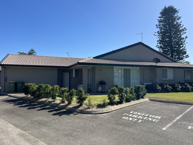 Fully furnished, single level with gorgeous landscaped views - Centrally positioned on Benowa Road