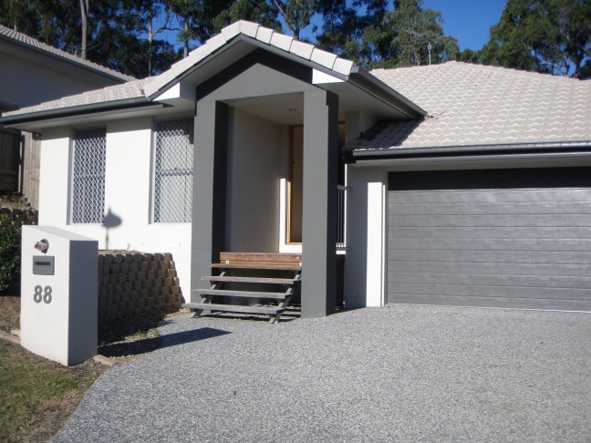 PET FRIENDLY -    Family Home in Woodlands Estate