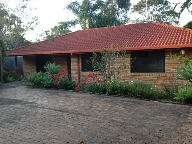 Single level- Helensvale, 3 bedrooms, solid brick home