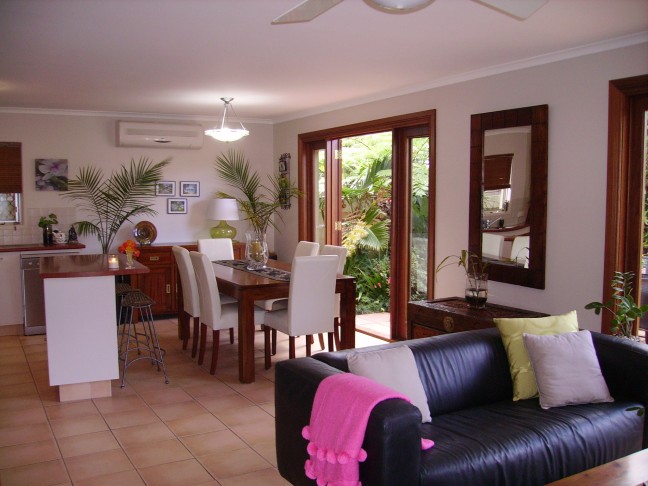 Super keen Seller wants it SOLD!!! Cosy secluded entertainer, central location.