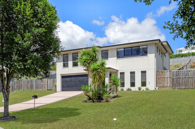 3 STORIES OF SPACIOUS LIVING - 1/4 ACRE BLOCK!!!!