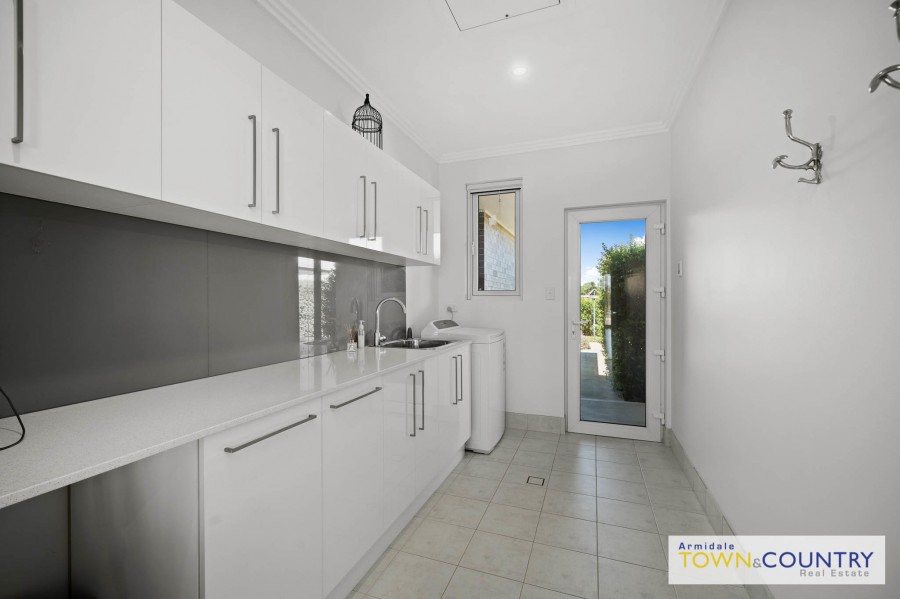 92 Kellys Plains Road, Armidale > Armidale Town & Country Real Estate