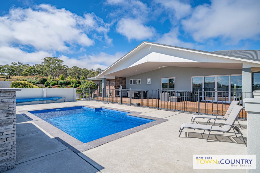 92 Kellys Plains Road, Armidale > Armidale Town & Country Real Estate